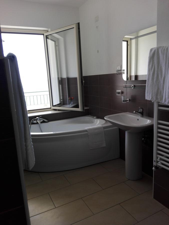 La Nave Sul Mare Di Taormina Bed & Breakfast เลโตยานนี ภายนอก รูปภาพ