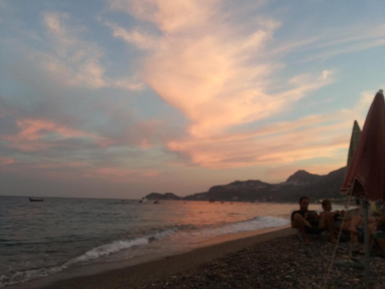 La Nave Sul Mare Di Taormina Bed & Breakfast เลโตยานนี ภายนอก รูปภาพ